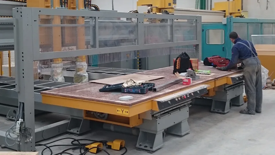 NOVÝ 5-OSOVÝ STROJ CNC S DVOJITOU HLAVOU